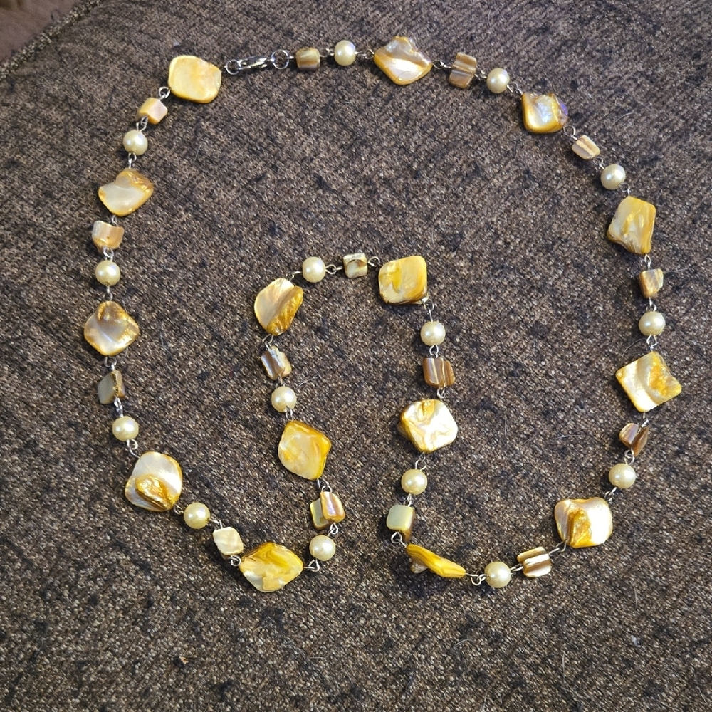 Vintage Yellow Abalone Shell and Faux Pearl Necklace 💫